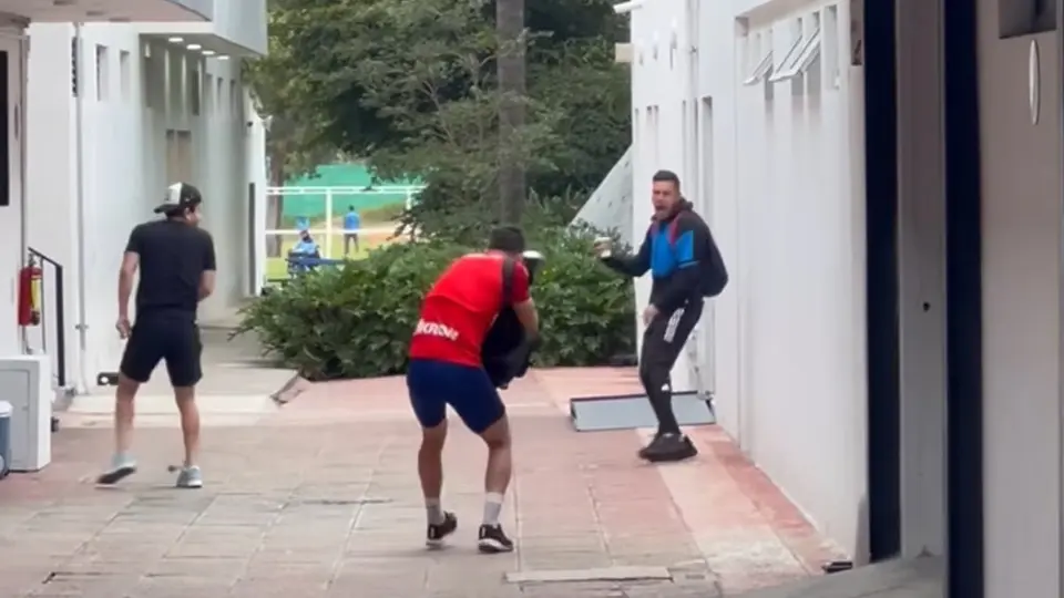 ¡Llevados! 'Pollo Briseño' dispara balas de pintura a sus compañeros en venganza de una broma