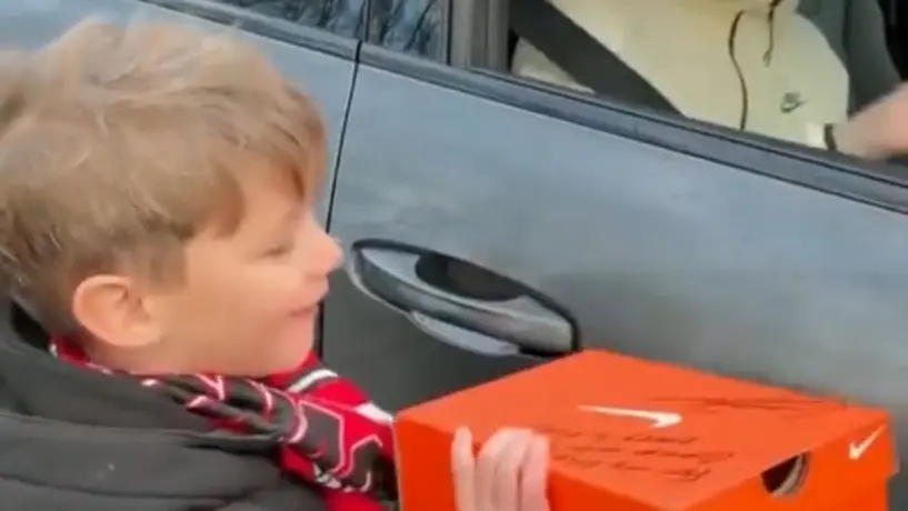 ¡Gran gesto! Alejandro Garnacho le obsequia un par de botines a un pequeño seguidor