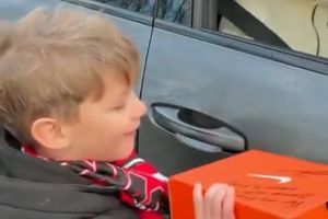 ¡Gran gesto! Alejandro Garnacho le obsequia un par de botines a un pequeño seguidor