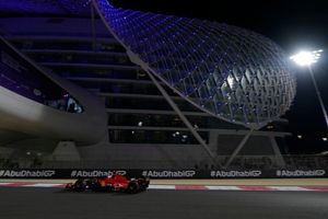 Charles Leclerc lidera la accidentada Práctica 2 en Abu Dhabi; Checo Pérez termina 5to