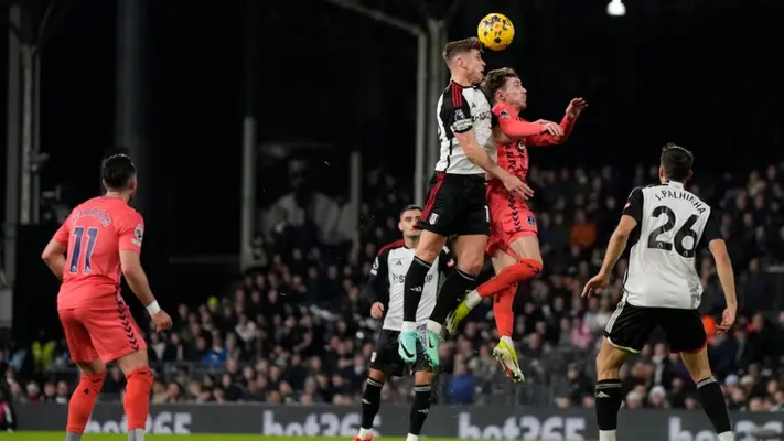 Raúl Jiménez falla una jugada clara y Fulham empata sin goles ante Everton