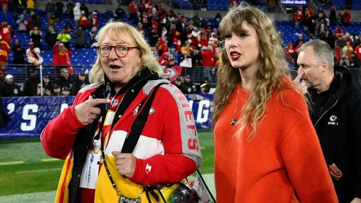 Donna Kelce y Taylor Swift se dieron cálido abrazo tras la victoria de los Chiefs ante Baltimore