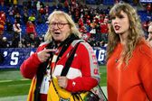 Donna Kelce y Taylor Swift se dieron cálido abrazo tras la victoria de los Chiefs ante Baltimore