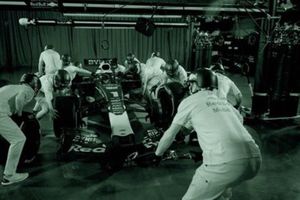 ¡Implacables donde sea! Red Bull logra parada de 2.84 segundos... ¡en un cuarto oscuro!