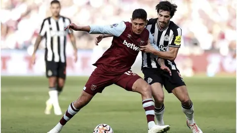 Afición mexicana sorprende a Edson Álvarez con colección de playeras en el West Ham vs Brighton