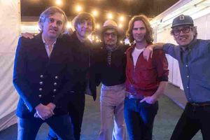 León Larregui tras criticas por participación con Phoenix: 'Envidiosos, caras de chancla'