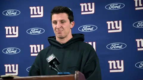 Agente de Tommy DeVito cancela presentación del Quarterback debido a tarifa de 'aparición'