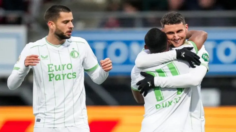 Santi Giménez comanda triunfo del Feyenoord ante Excelsior con un hat trick