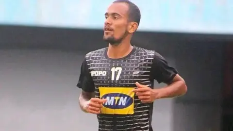 Nathan Douala, el futbolista de Camerún que levanta sospechas por su edad, dice tener 17 años