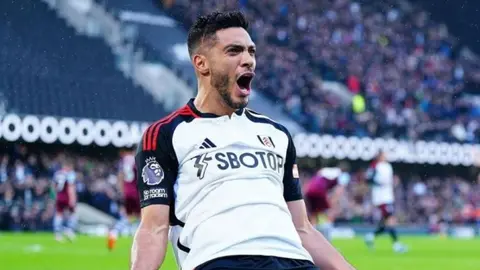 ¡Otro premio! Raúl Jiménez se lleva el mejor gol del mes con Fulham