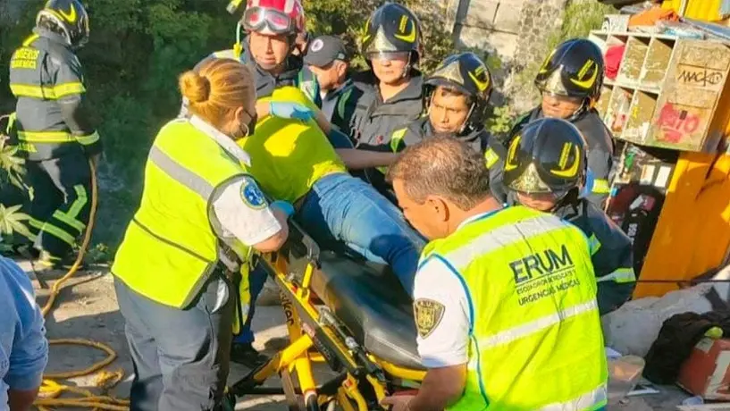 Rescata ERUM a joven que cayó a canal de aguas negras por andar ‘conbebiendo’