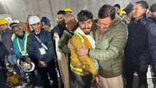 Rescatan con vida a los 41 trabajadores atrapados en túnel de la India