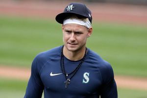 Jarred Kelenic y dos jugadores más fueron cambiados de los Mariners hacia los Atlanta Braves