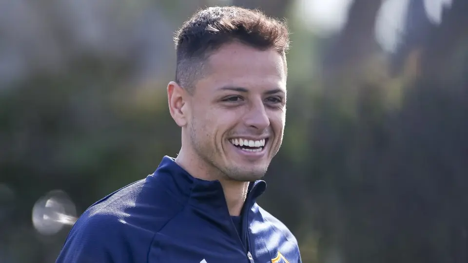 Álvaro Morales sorprende y se rinde en elogios ante las cualidades de Chicharito