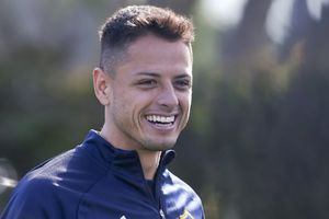 Álvaro Morales sorprende y se rinde en elogios ante las cualidades de Chicharito