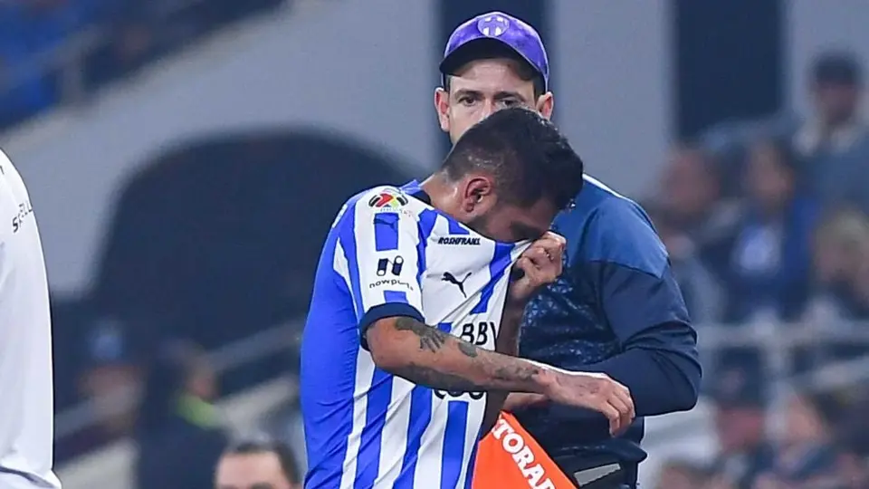 'Tecatito' Corona salió entre lágrimas tras lesionarse ante San Luis