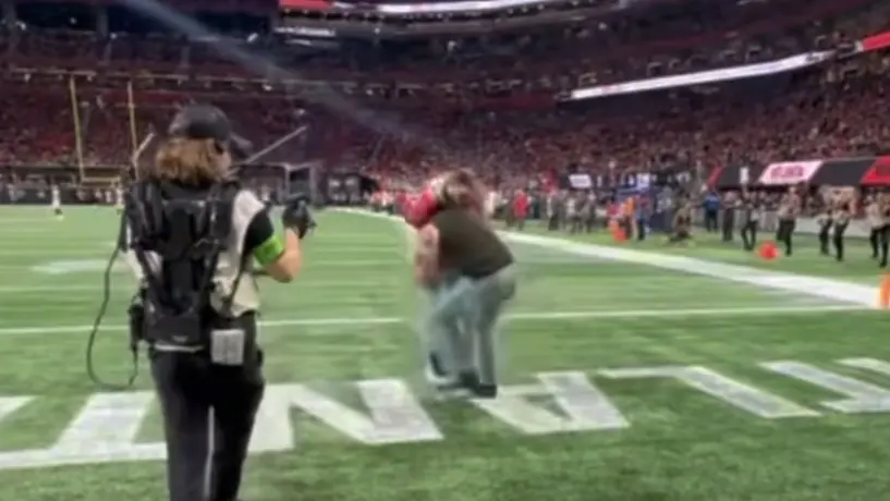 Exluchador de WWE le aplica 'la lanza' a aficionado de NFL