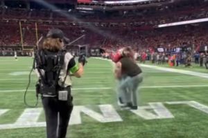 Exluchador de WWE le aplica 'la lanza' a aficionado de NFL