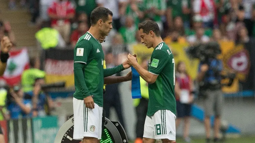Rafa Márquez y Andrés Guardado durante un partido de México | MEXSPORT
