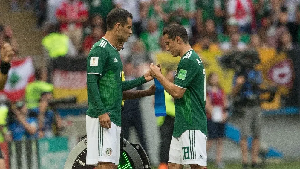 Rafa Márquez y Andrés Guardado durante un partido de México | MEXSPORT
