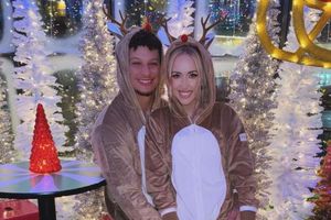 ¡Llegó Diciembre! Patrick Mahomes y su esposa lucen trajes de Navidad en plena cena