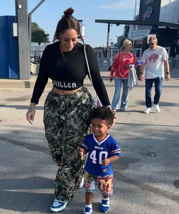 Megan Denise junto a su hijo l Redes
