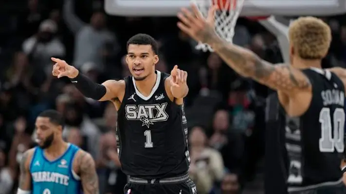 Victor Wembanyama brilla en paliza de San Antonio Spurs sobre Charlotte