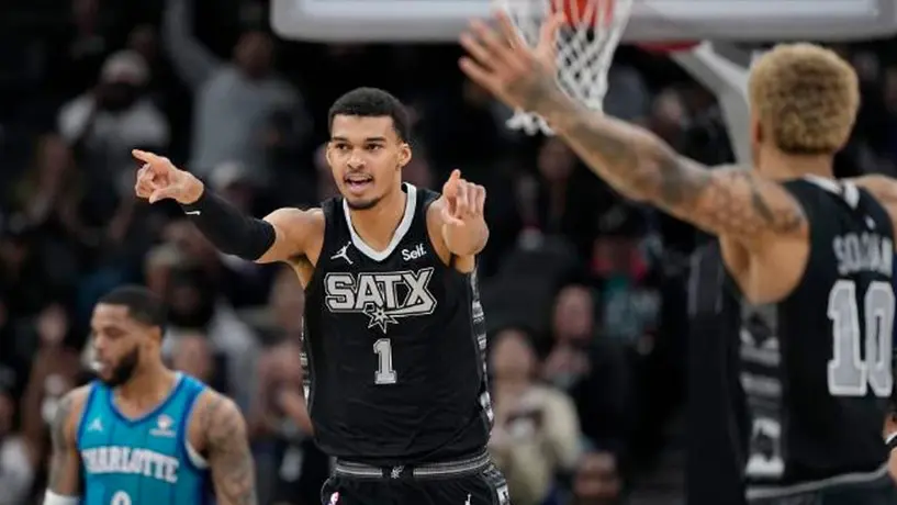 Victor Wembanyama brilla en paliza de San Antonio Spurs sobre Charlotte