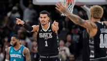 Victor Wembanyama brilla en paliza de San Antonio Spurs sobre Charlotte