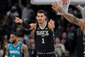 Victor Wembanyama brilla en paliza de San Antonio Spurs sobre Charlotte