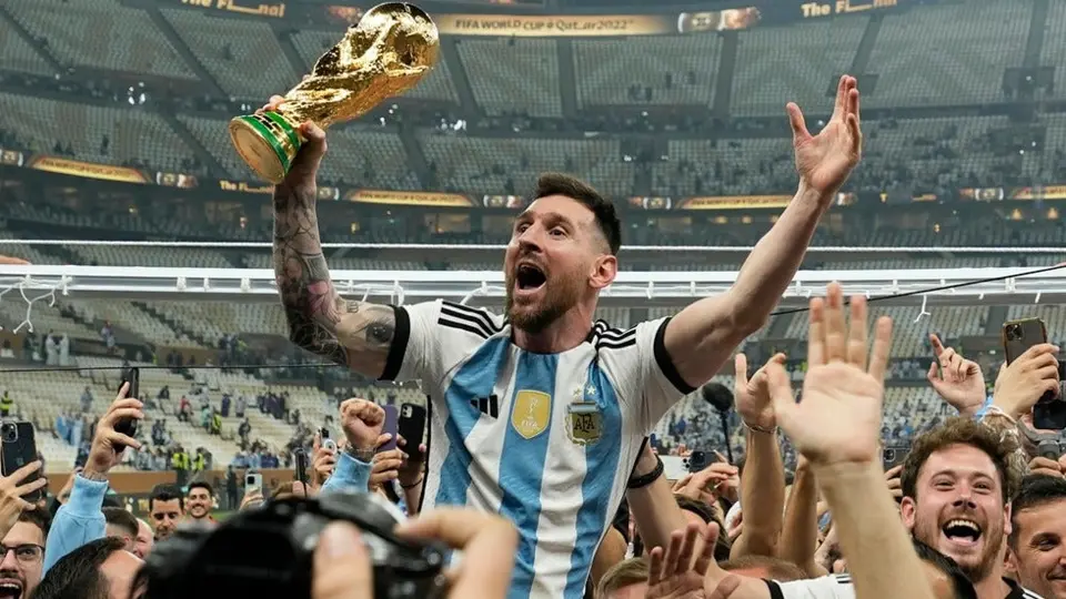 ¡Locura! Lionel Messi es recibido en El Salvador en medio del caos