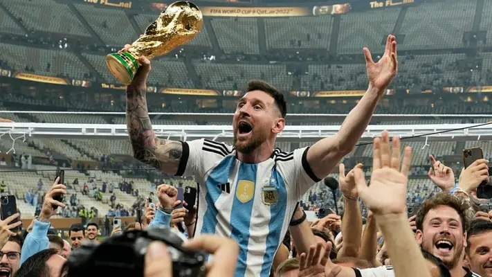 ¡Locura! Lionel Messi es recibido en El Salvador en medio del caos
