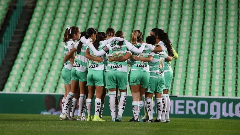 Santos Femenil guarda minuto de silencio por la aficionada que falleció