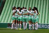 Santos Femenil guarda minuto de silencio por la aficionada que falleció