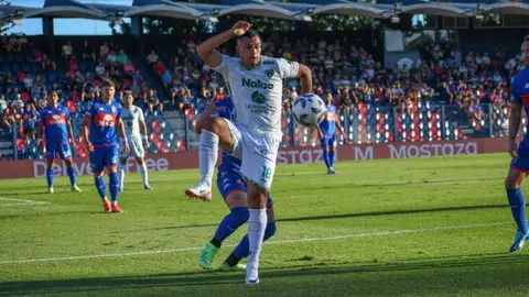 Iván Morales, ex Cruz Azul, debutó con increíble falla con Atlético Sarmiento en Argentina