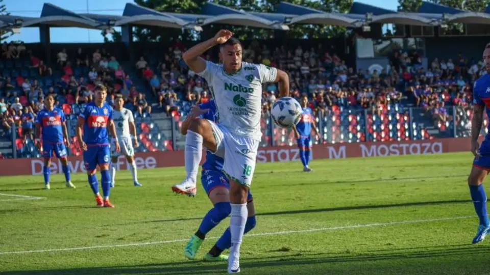 Iván Morales, ex Cruz Azul, debutó con increíble falla con Atlético Sarmiento en Argentina