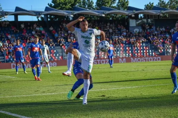 Iván Morales, ex Cruz Azul, debutó con increíble falla con Atlético Sarmiento en Argentina