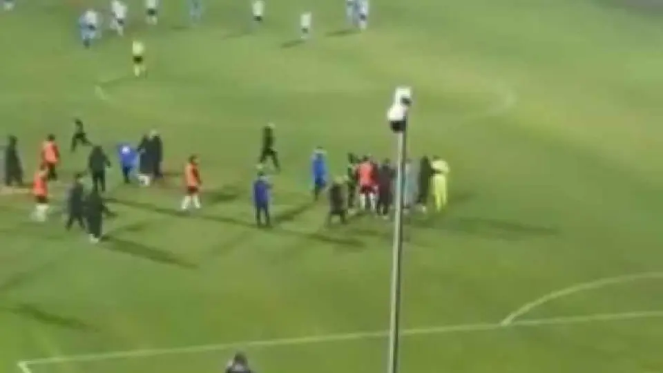 ¡Insólito! Padre golpea a portero rival tras dura entrada contra su hijo en la Serie C
