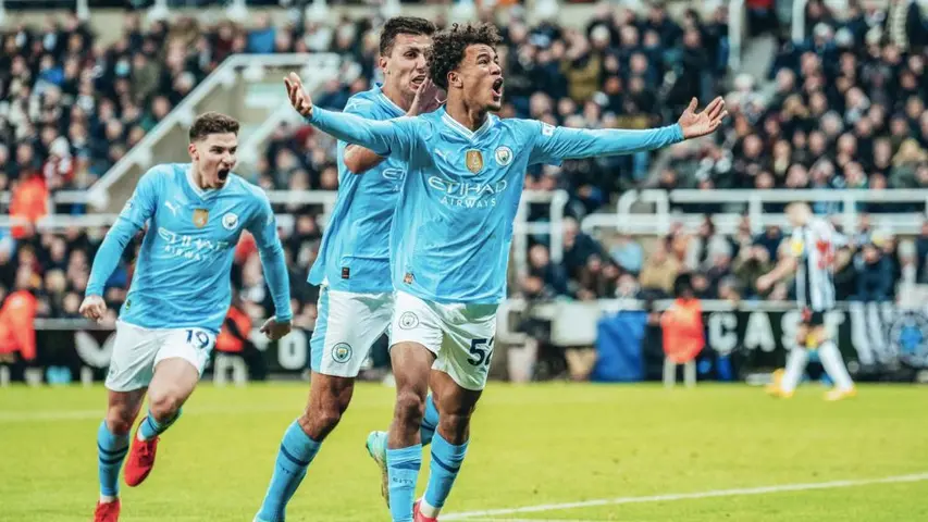 Bobb celebra el tercer gol del City