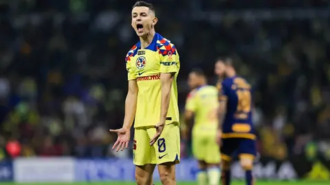 ¿Quién no lo haría? Aficionado le 'hace el feo' a Lewandowski y corre para abrazar a Fidalgo