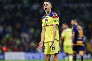 ¿Quién no lo haría? Aficionado le 'hace el feo' a Lewandowski y corre para abrazar a Fidalgo