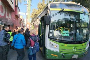 Cierre en estaciones de la Línea 9 del Metro genera caos entre los capitalinos