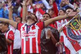 Barra de Chivas prepara colorido en la tribuna de cara al debut ante Santos 