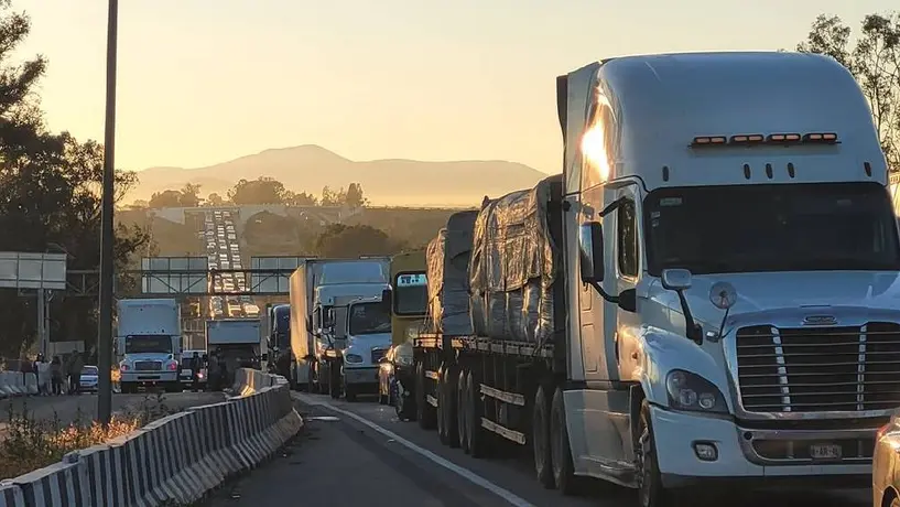 Carretera México-Querétaro es cerrada por más 15 horas luego de que volcó una pipa de gas