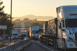 Carretera México-Querétaro es cerrada por más 15 horas luego de que volcó una pipa de gas