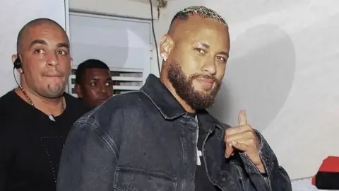 Neymar aparece con ‘ligero’ cambio físico en Brasil