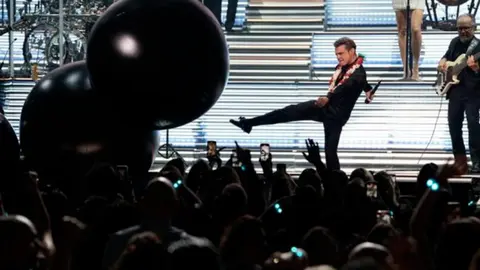 ¿CR7 en concierto del Sol? Luis Miguel 'emuló' festejo de Cristiano Ronaldo durante concierto