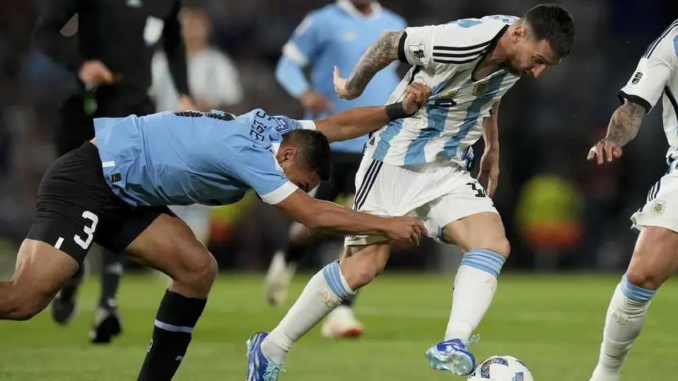 Aficionados uruguayos elogian a Sebastián Cáceres por actuación contra Argentina