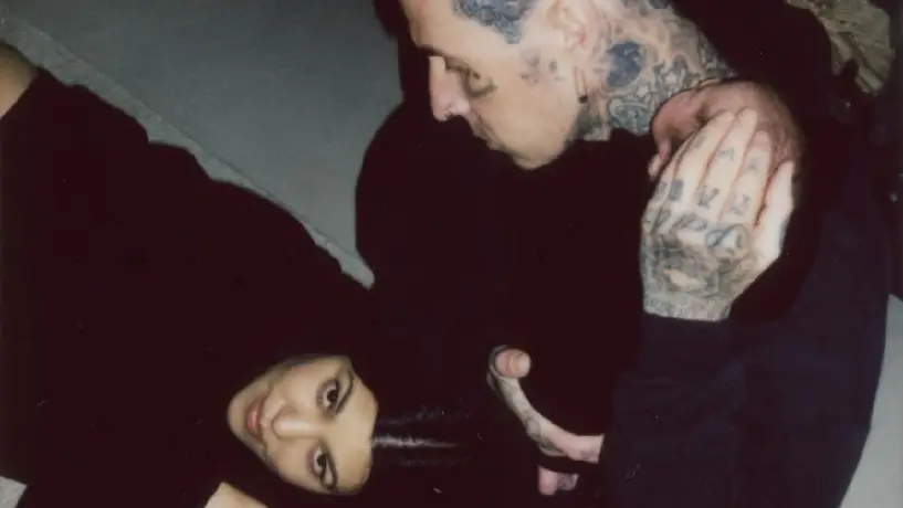 Kourtney Kardashian y Travis Barker presumen a su hijo recién nacido
