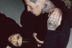 Kourtney Kardashian y Travis Barker presumen a su hijo recién nacido